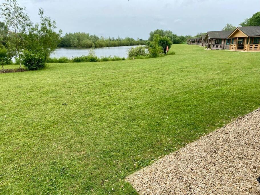 Lilly Lodge, Lake Pochard South Cerney Esterno foto